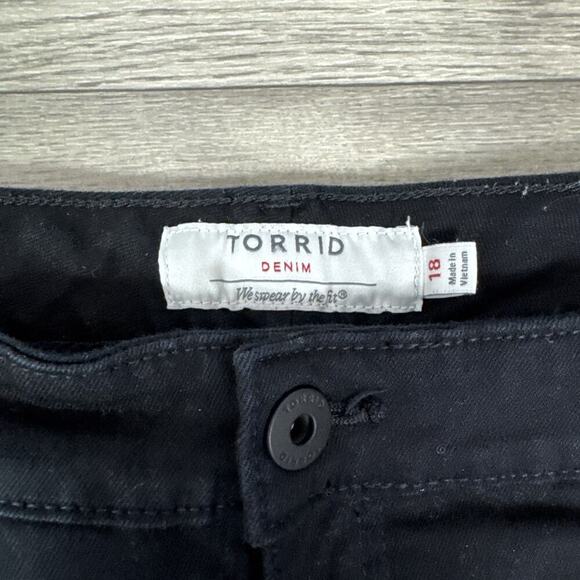 Torrid High Rise Frayed Hem Denim Jean Shorts Black sz 18 - Picture 3 of 4